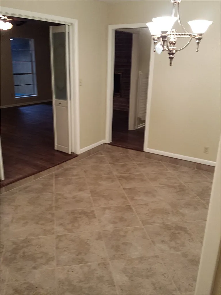 3 bed, 2.0 bath, 1885 sqft, $1,895 — Photo 2