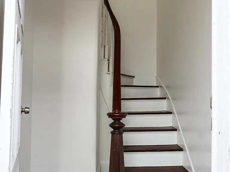 Gorgeous entry way with beautiful staircase.
