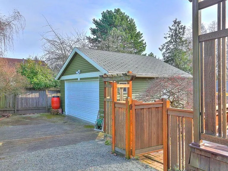 4220 Bagley Ave N #B — Photo 10