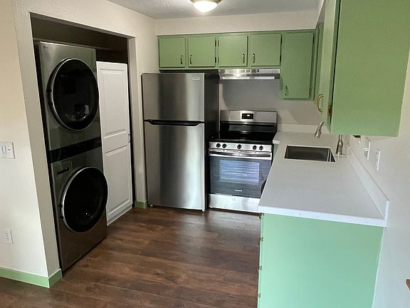 5th image of 940-942 SE Clatsop St