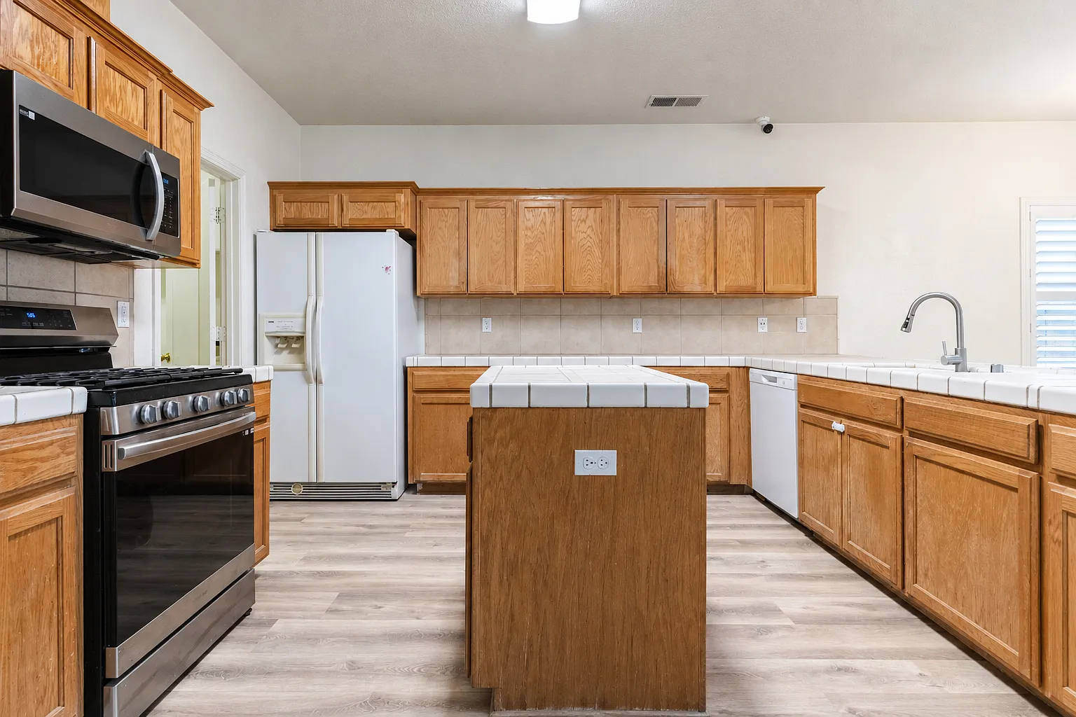 3 bed, 1565 sqft, $2,400 — Photo 2