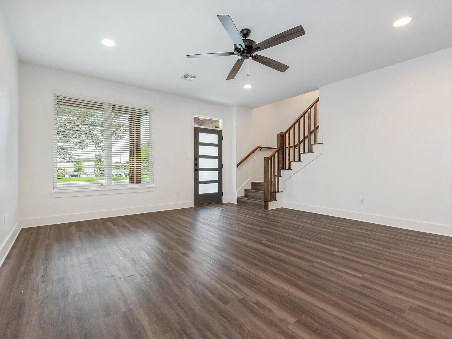 4 bed, 4.5 bath, 2200 sqft, $4,200 — Photo 4