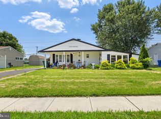 32 Gun Rd, Levittown, PA 19057