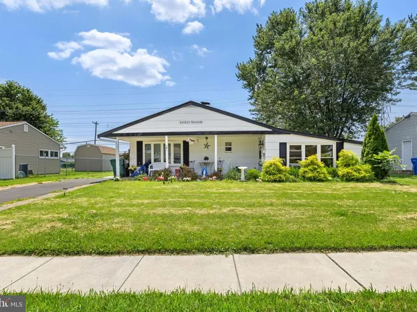 32 Gun Rd, Levittown, PA 19057
