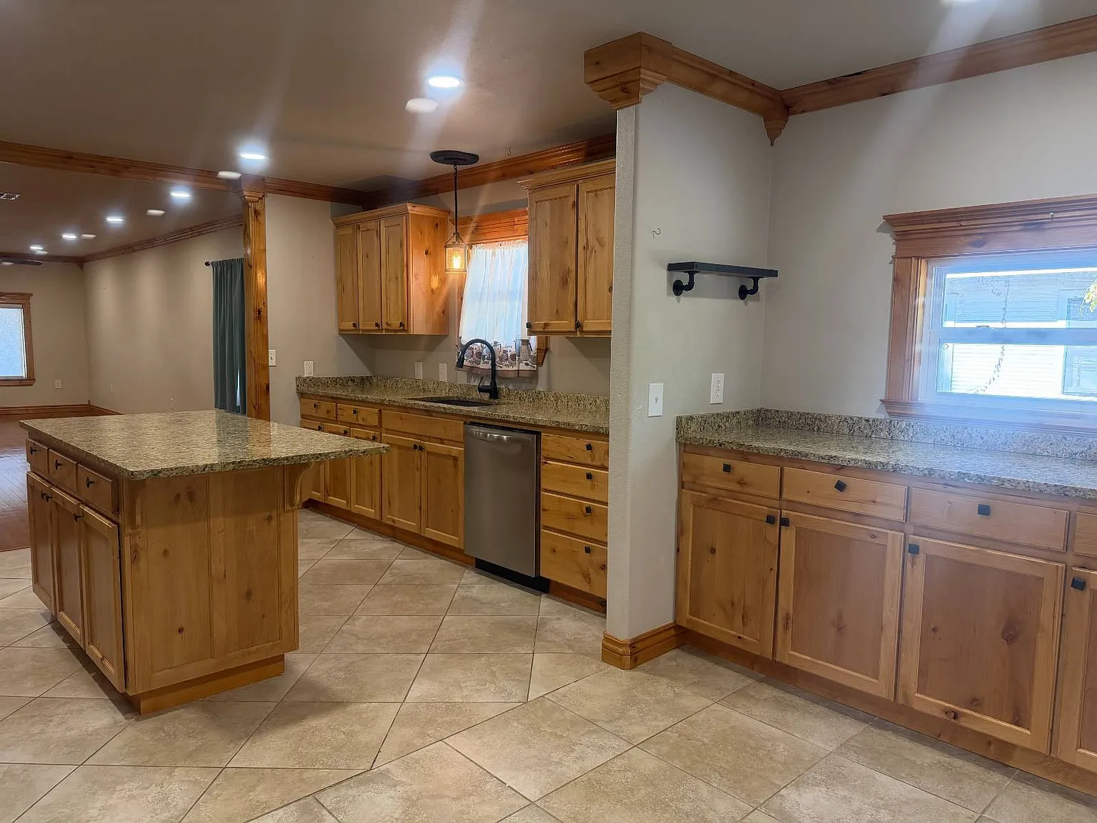 3 bed, 2.0 bath, 1538 sqft, $1,495 — Photo 3
