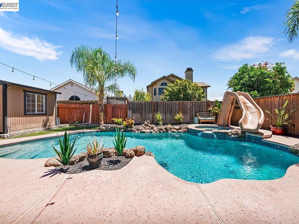 1st image of 1420 Divine Ln
