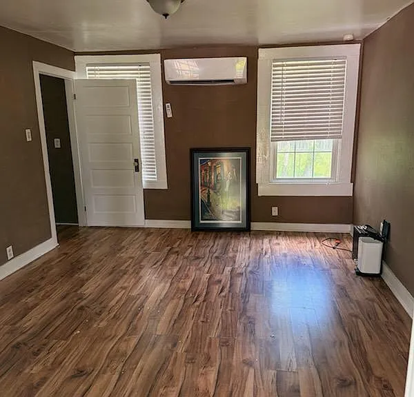 104 N Olive St — Photo 2