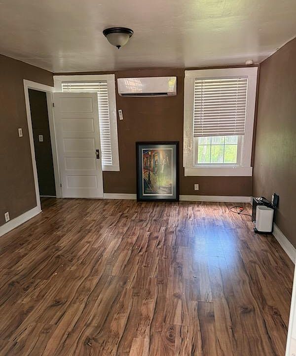 2nd image of 104 N Olive St