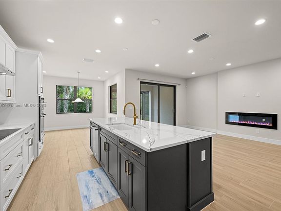 3rd image of 13053 Pembroke Dr
