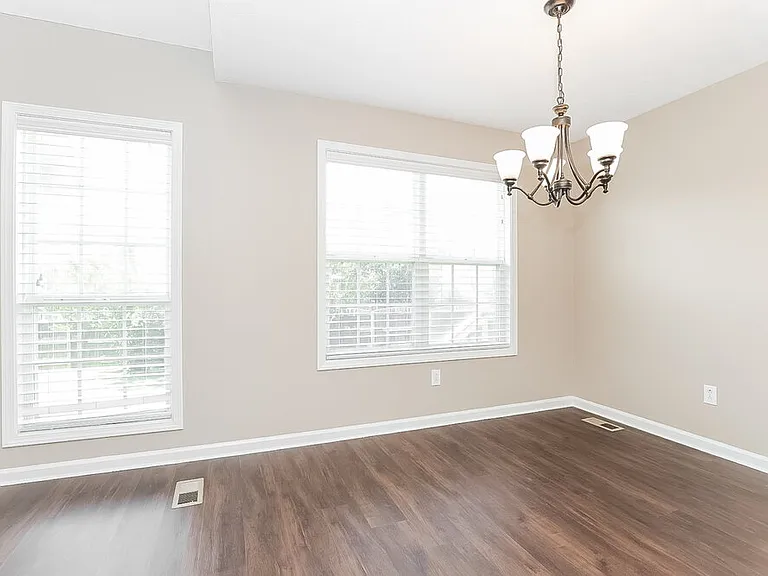 210 Valley Ct — Photo 6