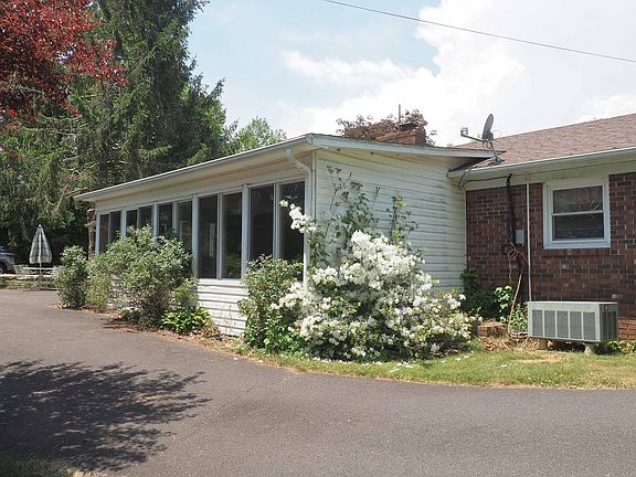4th image of 327 Valley View Dr