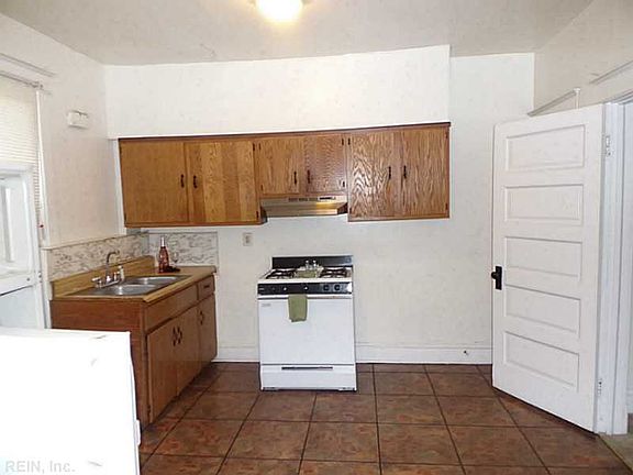 5th image of 2903 Earlscourt Ave