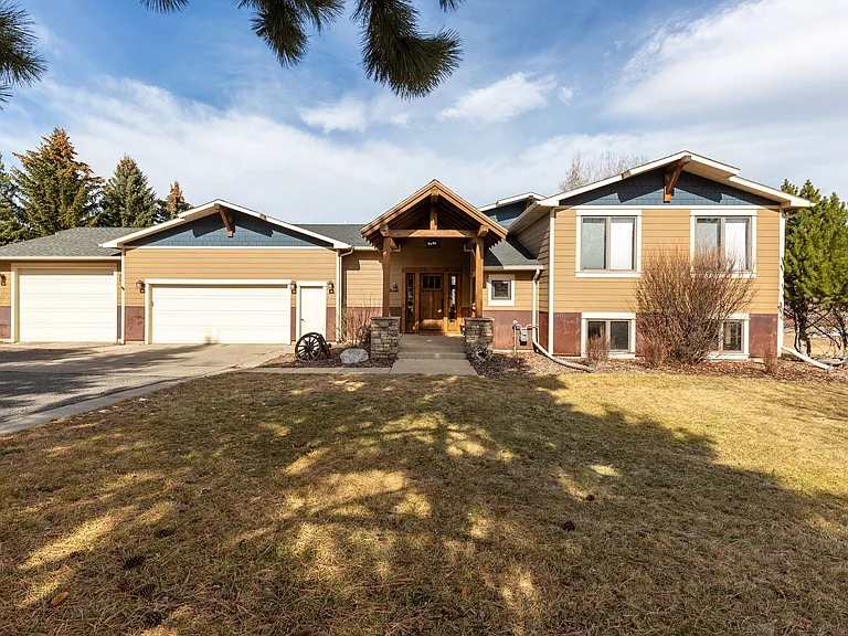 131 Erik Dr — Photo 2