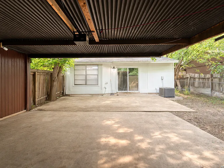 6814 Oldham — Photo 15