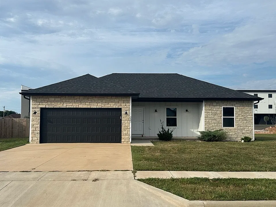 137 W Bluegrass St