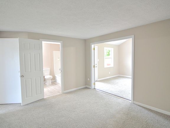 3rd image of 43 Carriage Hill Dr