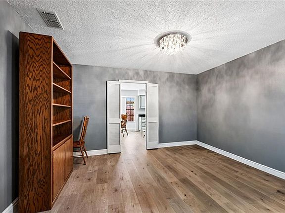 4th image of 106 S Buckingham Dr