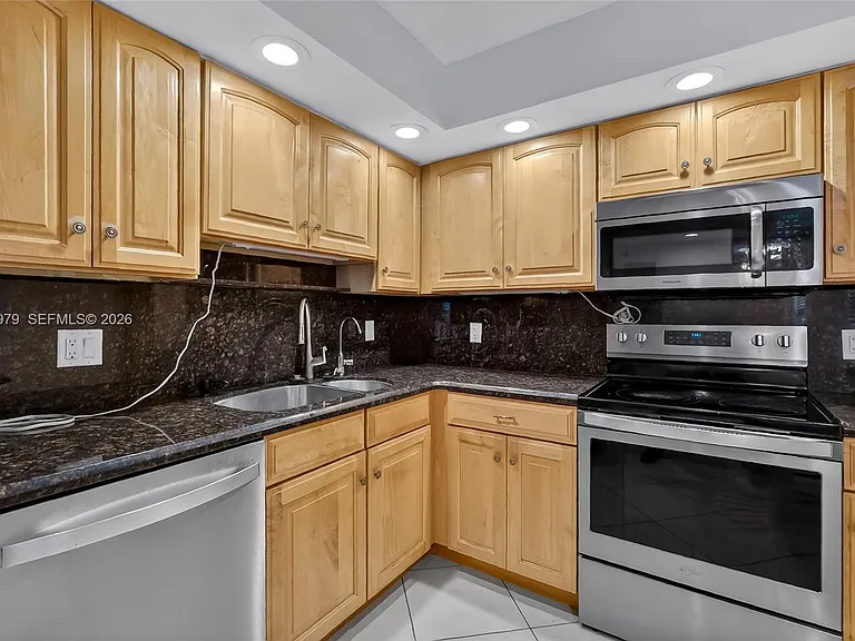 4015 W Palm Aire Dr #502 — Photo 7
