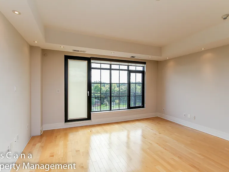 327 Breezehill Ave S #702 — Photo 9