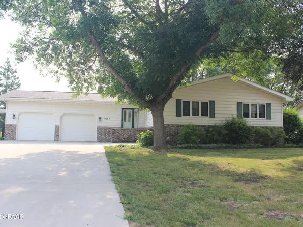 1027 James Ave SE, East Grand Forks, MN 56721