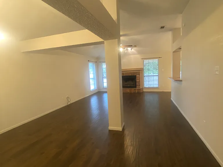 1703 Tanglewood Dr — Photo 3