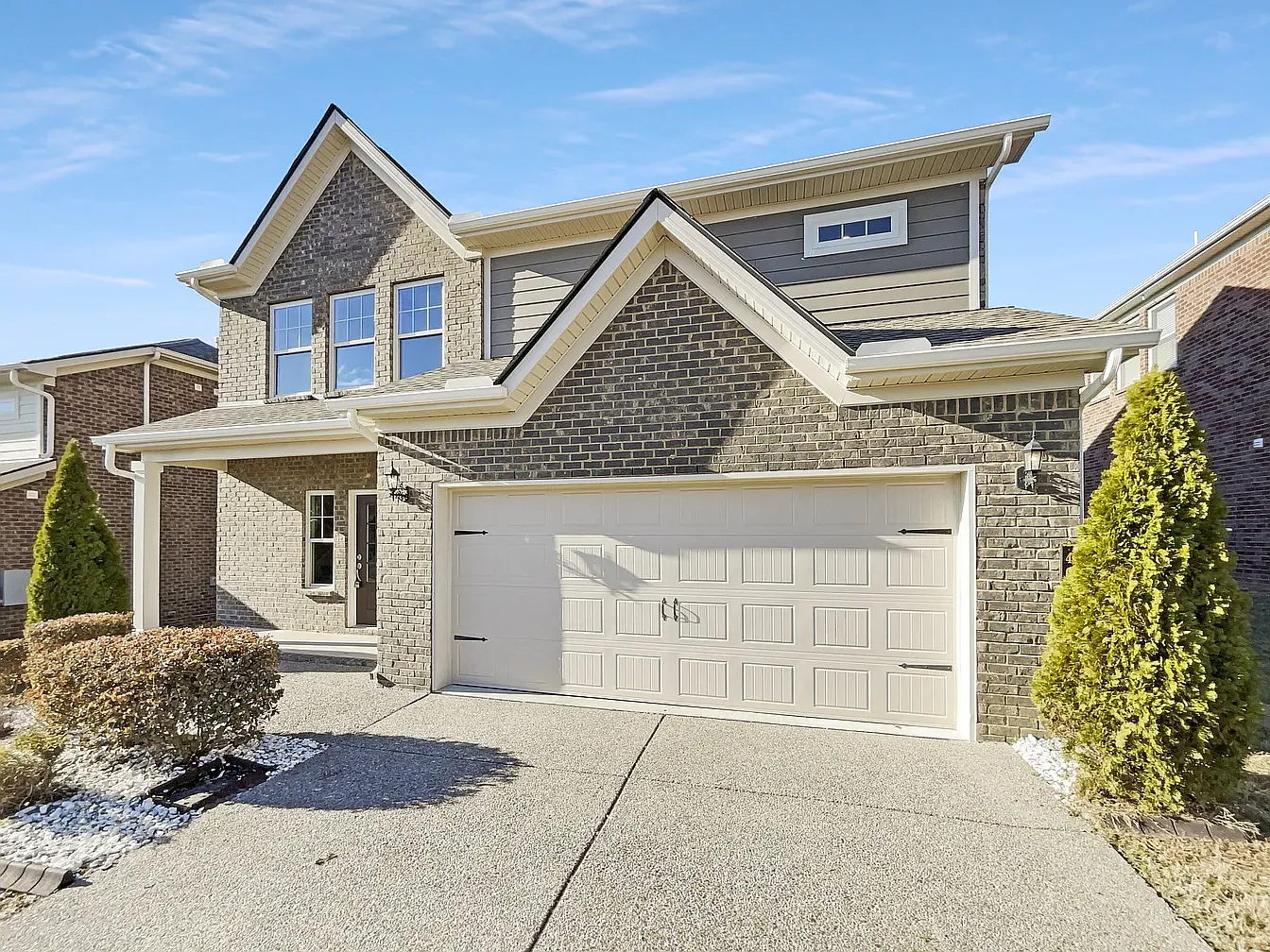 401 Blackthorn Ln — Photo 2