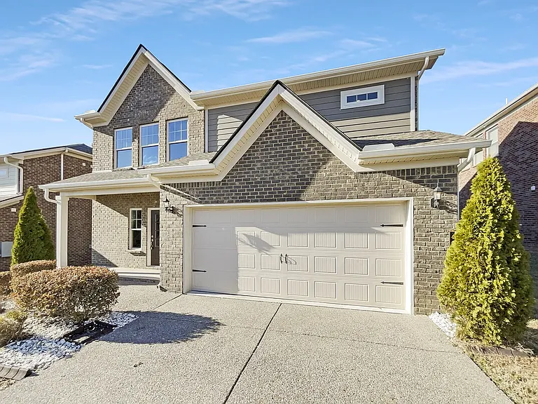 401 Blackthorn Ln — Photo 2
