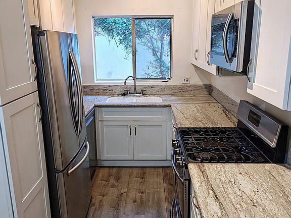 2nd image of 942 10th St APT 9