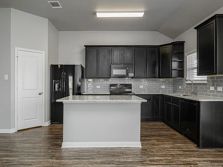 1368 Kingsgate Dr — Photo 9