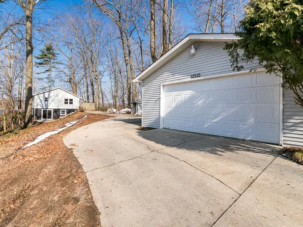32520 Cable Pkwy, Dowagiac, MI 49047