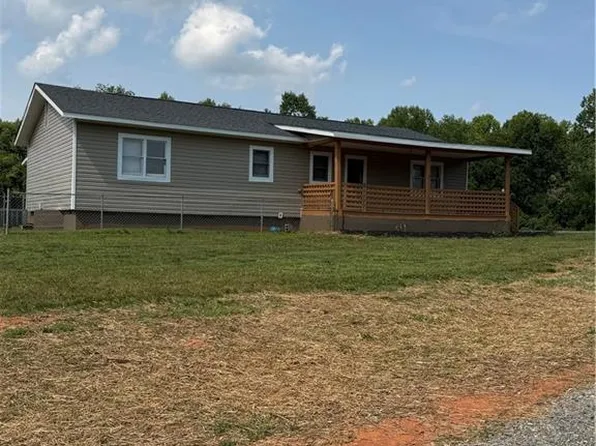 1037 Sues Farm Ln, Yadkinville, NC 27055