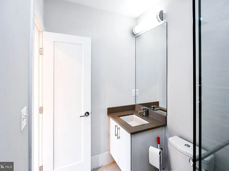 913 Quincy St NE #3 — Photo 44
