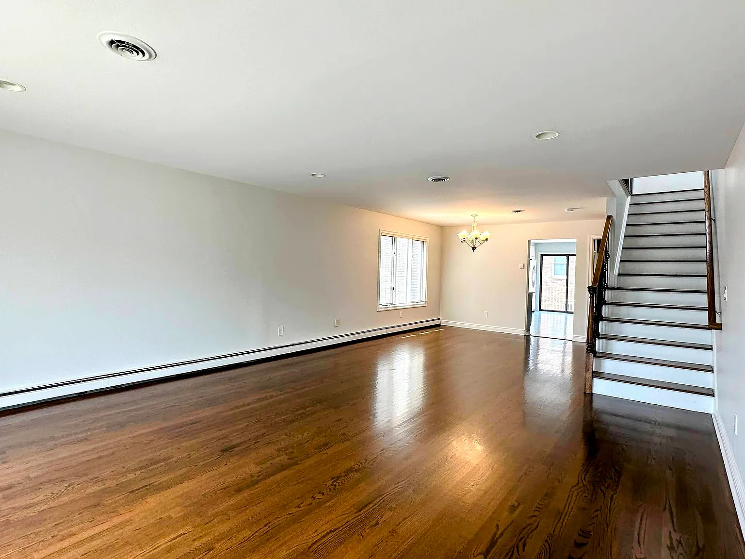 3 bed, 2400 sqft, $4,850 — Photo 4