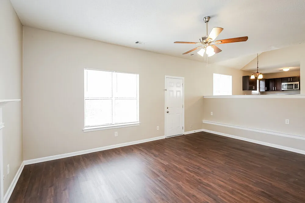 3 bed, 2.5 bath, 1347 sqft, $2,040 — Photo 4
