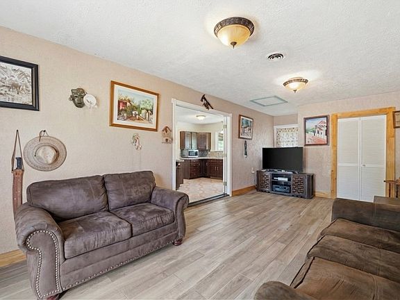 3rd image of 510 SE 10th St