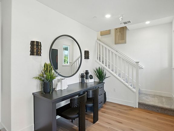 Residence 3 Entry with Desk