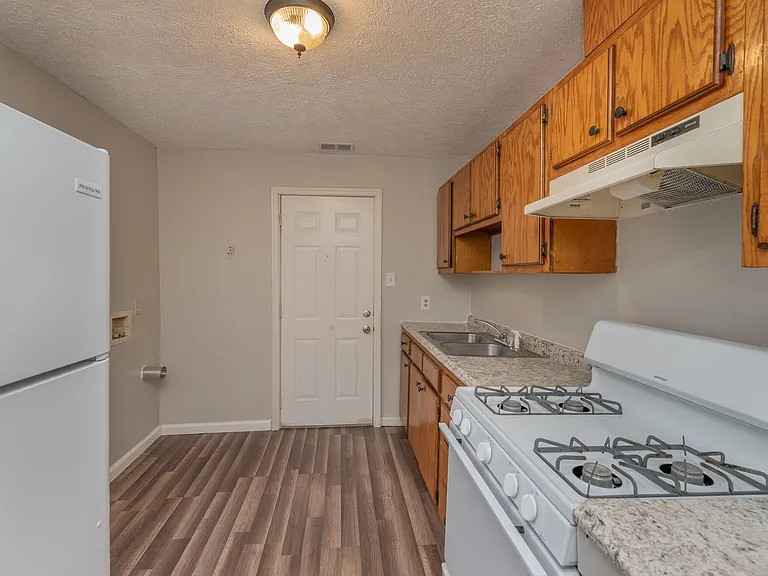 821 Forsythe St — Photo 6