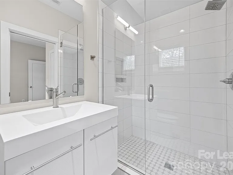 840 E 18th St #C — Photo 4