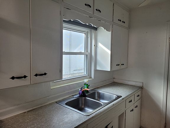 Kitchen Sink and Counter