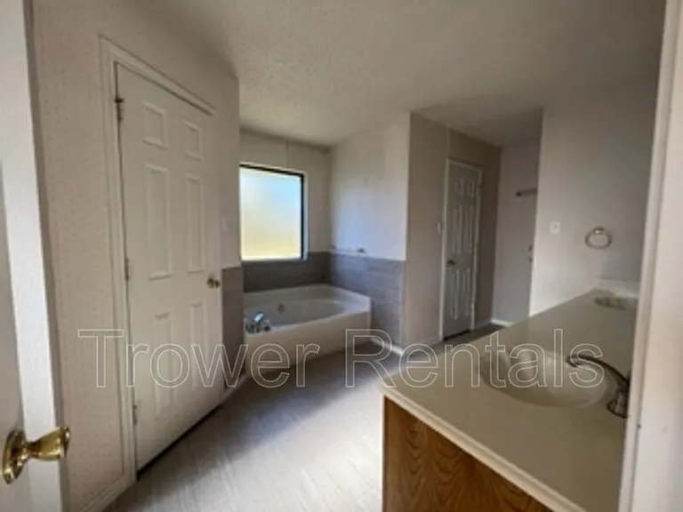 3913 Lyndale Dr — Photo 21