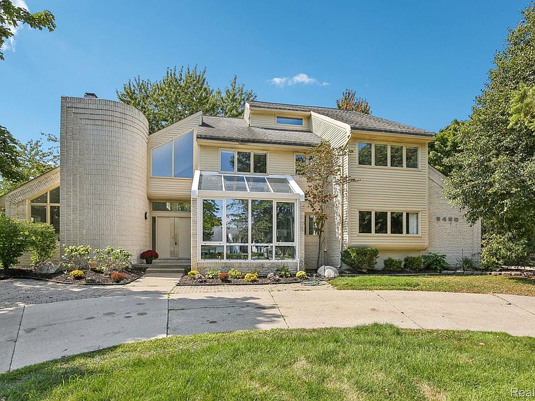 6460 Summer Ct, West Bloomfield