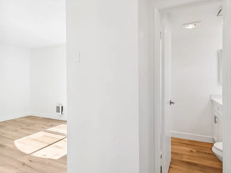 Terre at 1038 Peach — Photo 14