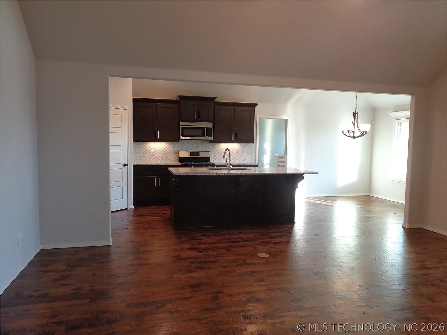 3 bed, 2.0 bath, 1792 sqft, $2,200 — Photo 2