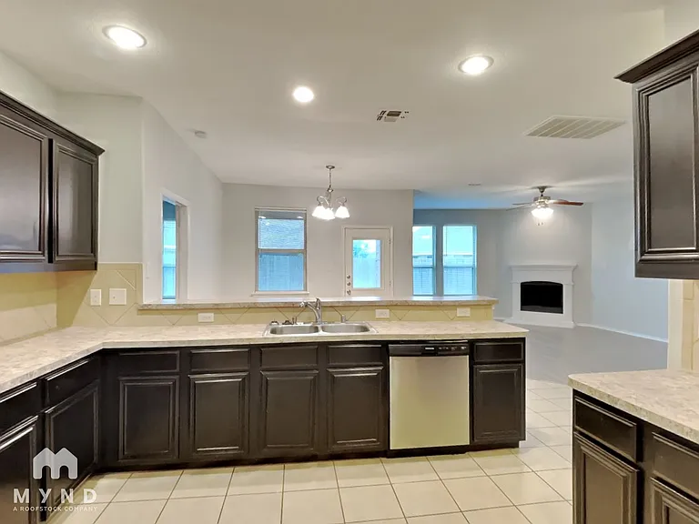 414 Jasmine Cir — Photo 5
