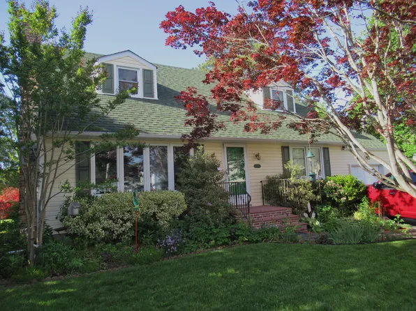 1535 Parkview Ave, Seaford, NY 11783