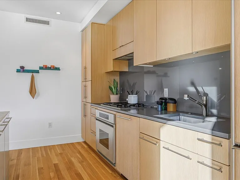 937 NW Glisan St #435 — Photo 12