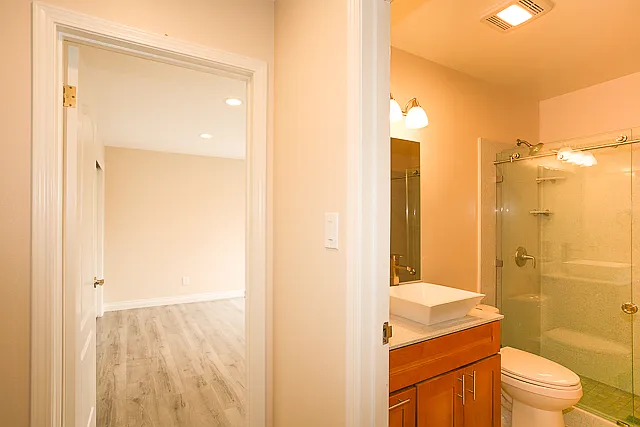 570 Oxford Ave #C — Photo 6
