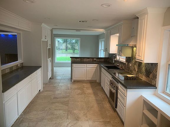 3rd image of 15614 Sandy Hill Dr