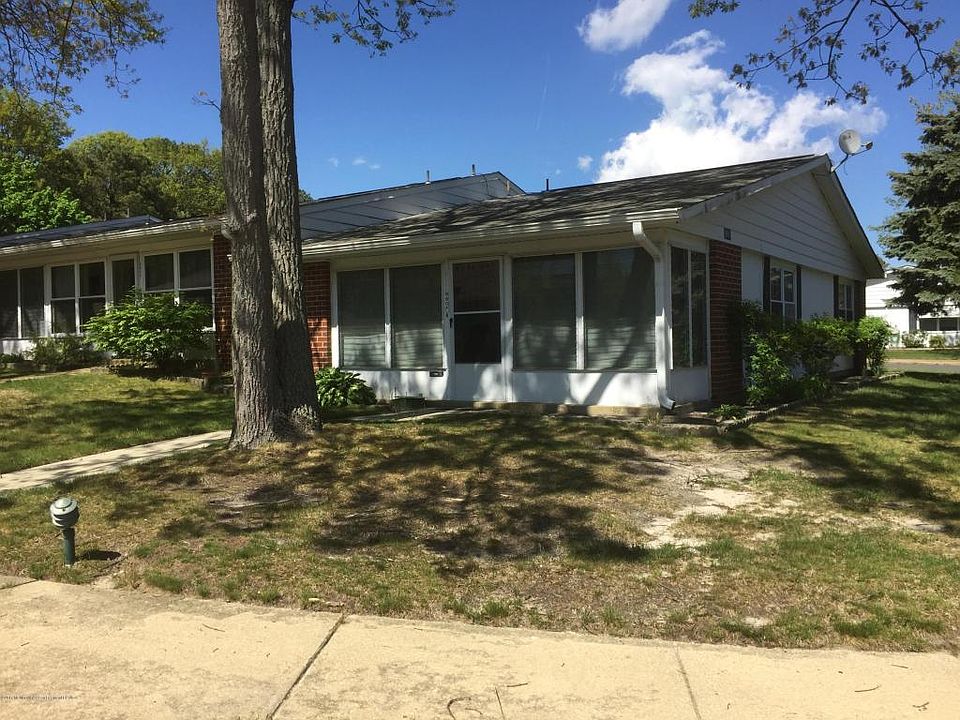 1st image of 880F Balmoral Ct