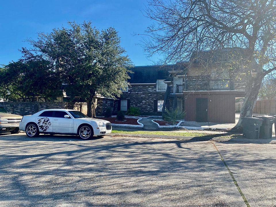 1st image of 4401 Woodland Dr #A
